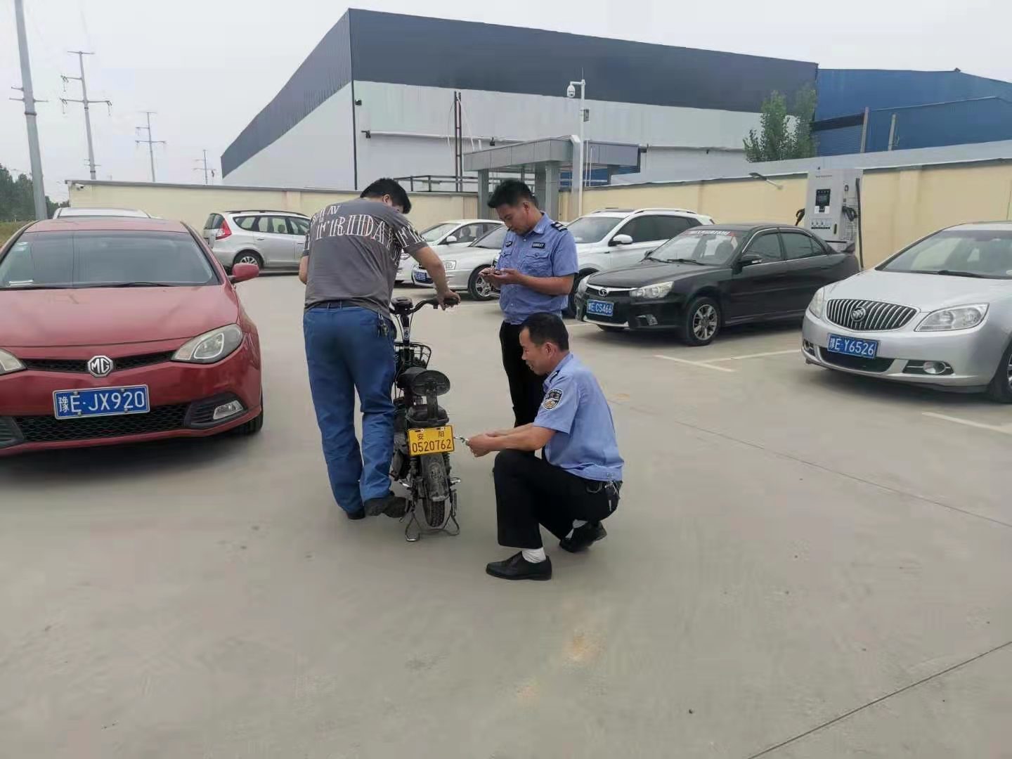 我為群眾辦實(shí)事︱太貼心了！公司門口就可以辦理電動車上牌