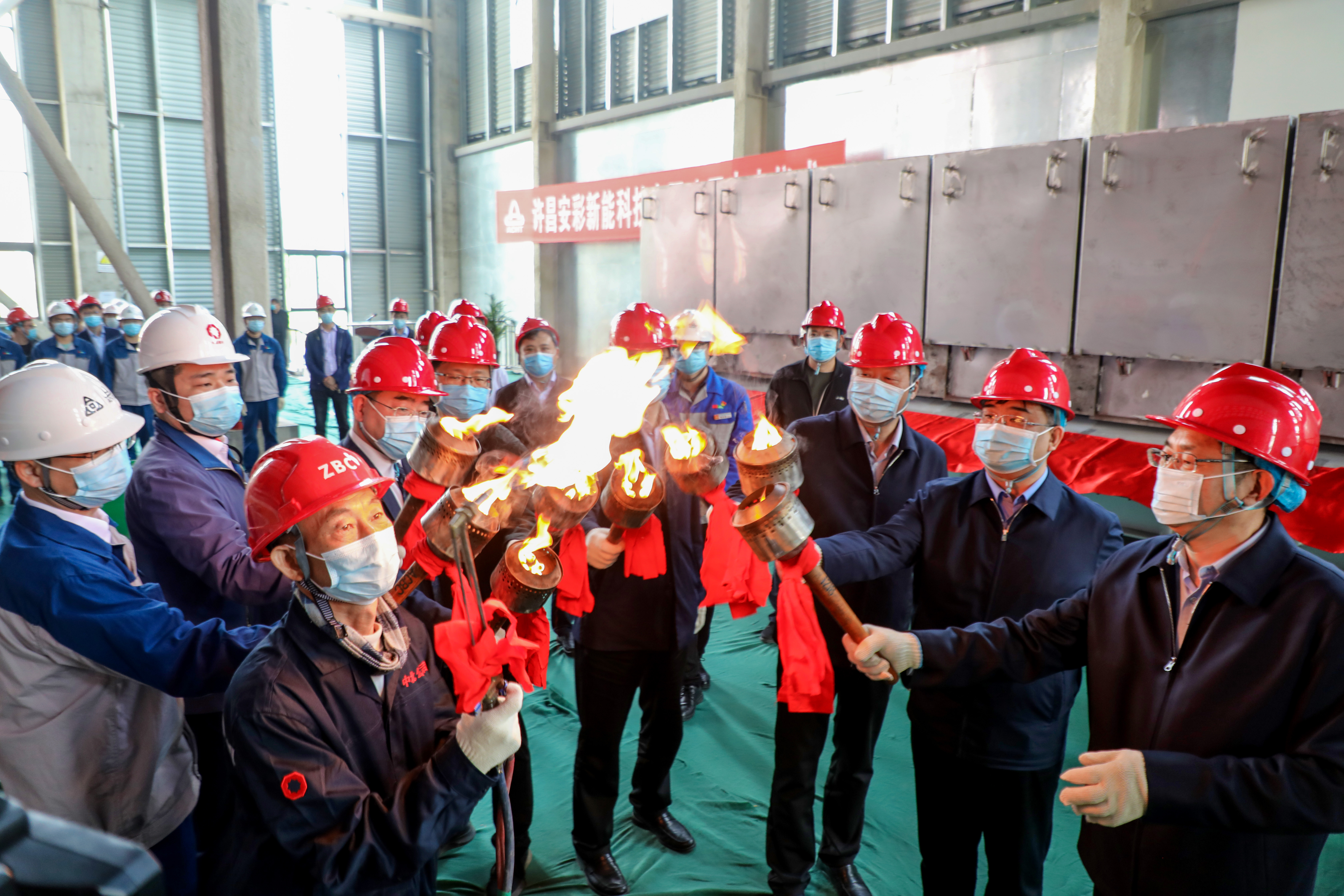 薪火賡續(xù) 再啟征程——許昌安彩年產(chǎn)4800萬平方光伏輕質(zhì)基板項目順利點(diǎn)火