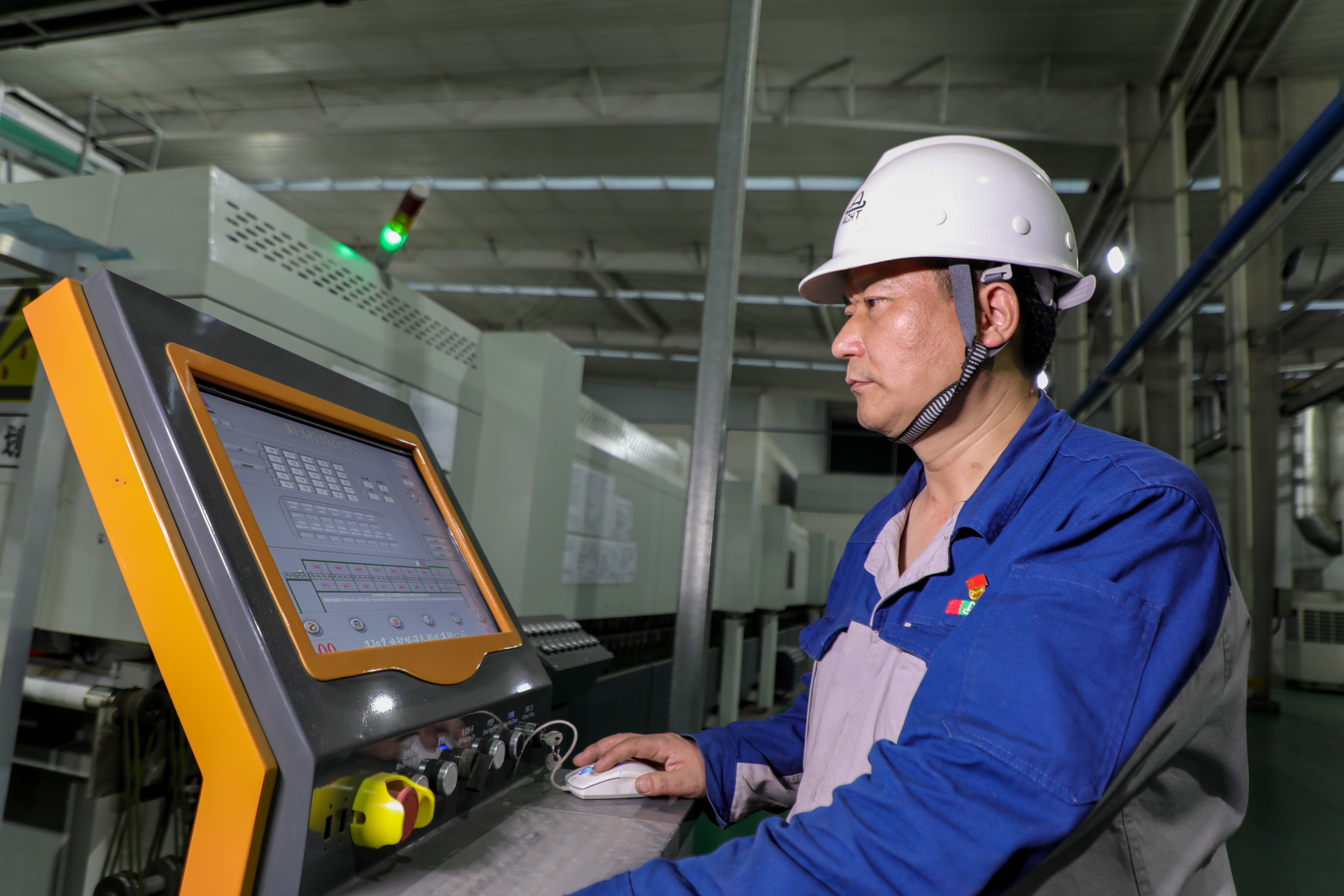 安陽市五一勞動(dòng)獎(jiǎng)?wù)芦@得者趙俊濤：采擷太陽之光，追求綠色事業(yè)